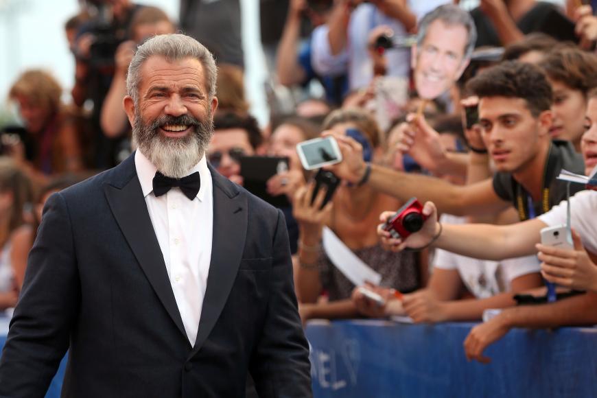Sichtlich gut gelaunt und mit langem Rauschebart erschien Hollywoodstar Mel Gibson.