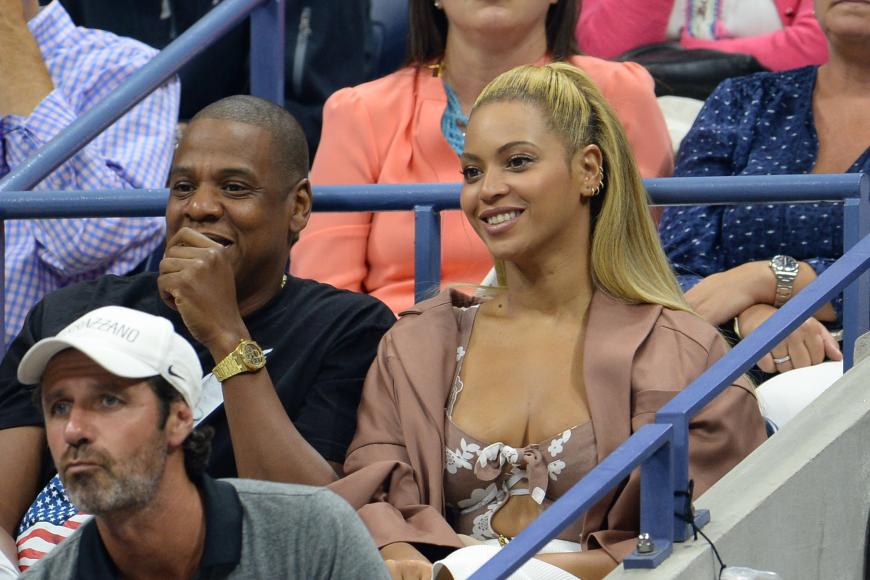 Bei dem Sportereignis durften auch Jay Z und Beyoncé nicht fehlen. In ihrem knappen Outfit sorgte die Sängerin für einen peinlichen Nippel-Blitzer. Ups!