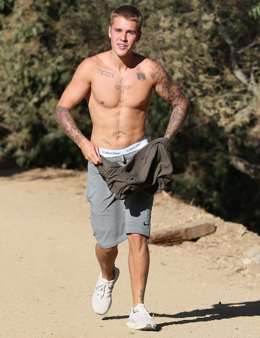 Justin Bieber zeigte derweil beim Wanderausflug seinen freien Oberkörper.