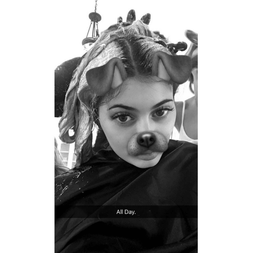 Kylie Jenner färbte erneut ihre Haare ...