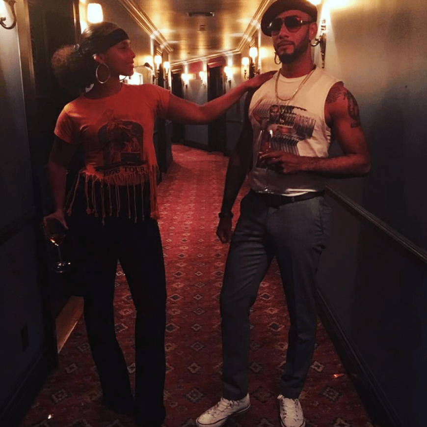 Alicia Keys und Swizz Beatz posieren auf dem Hotel-Flur.