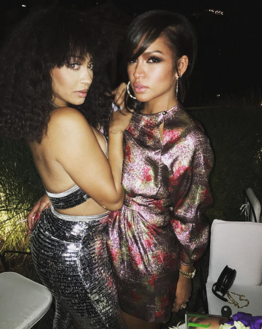 Sängerin Cassie posiert mit Schauspielerin La La Anthony.