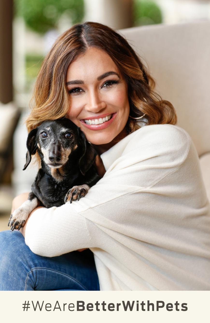 Jana Ina Zarella weiß genau, wie wichtig Tiere für uns sind. Als Schirmherrin für die #WeAreBetterWithPets -Kampagne von PURINA ruft sie dazu auf, unseren geliebten Vierbeinern etwas zurück zu geben.