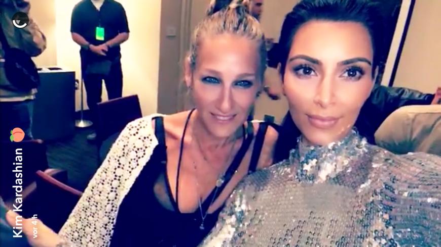 Sarah Jessica Parker posiert mit Kim Kardashian.