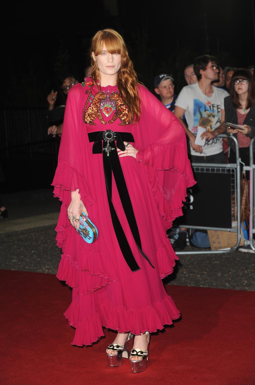 Florence Welch kam in gewohntem Hippie-Walla-Walla-Style.