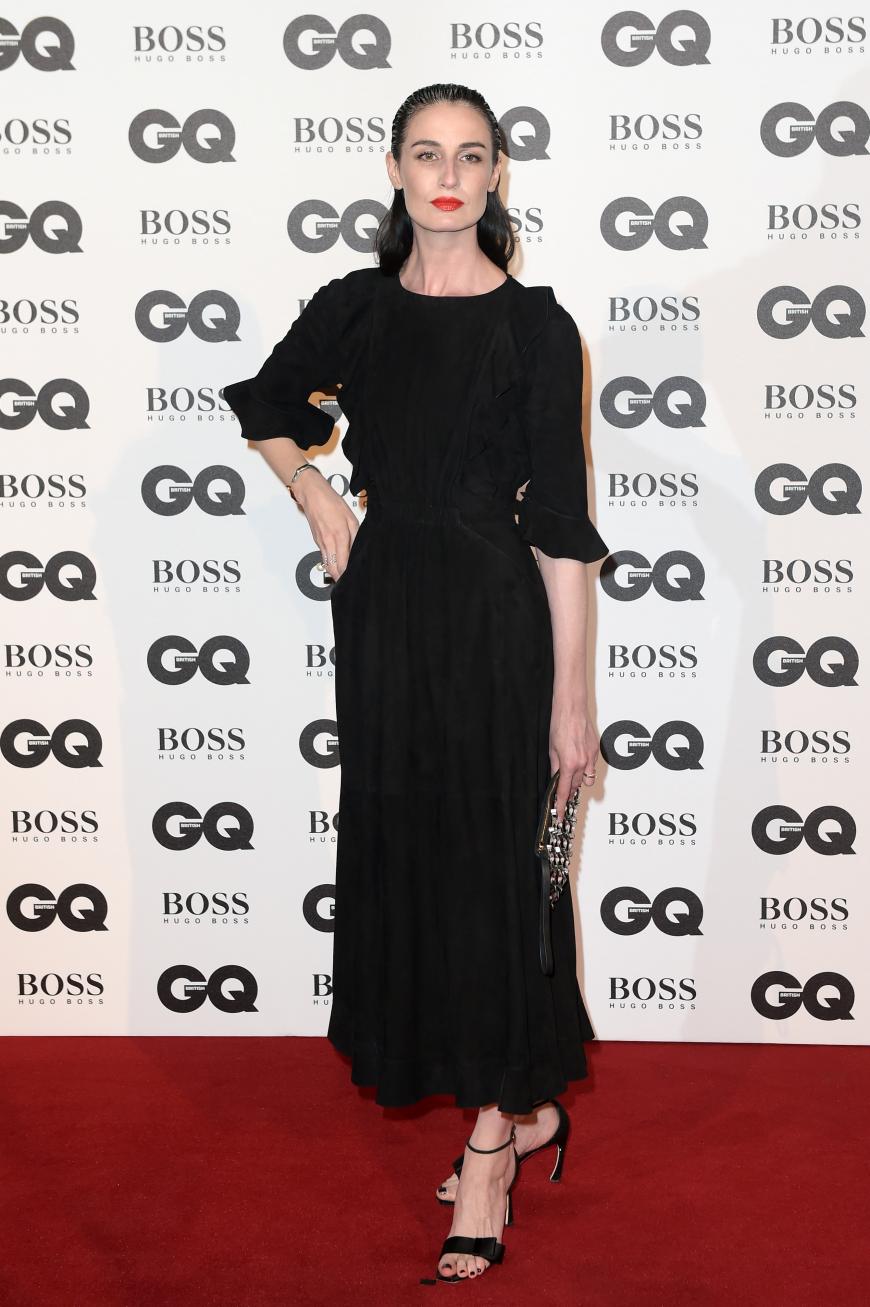 Erin O'Connor setzt auf die Kraft von Schwarz.
