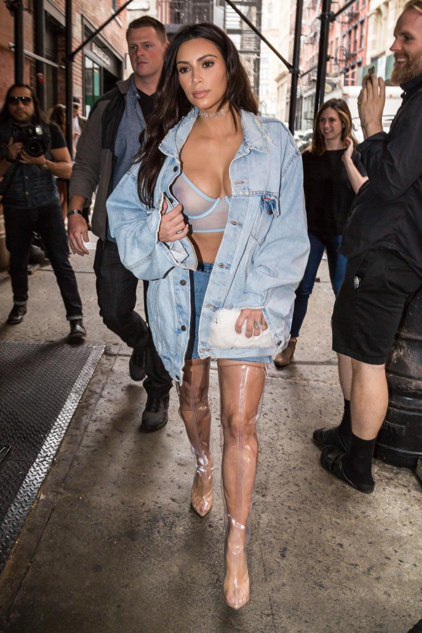 Kim Kardashian beweist einmal mehr Mut zum Nippelblitzer.