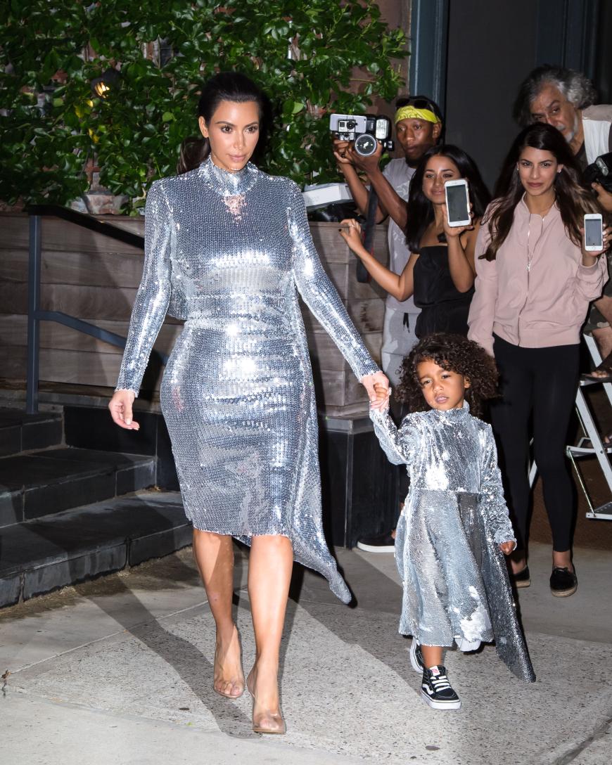 Kim Kardashian im Partnerlook mit klein North.