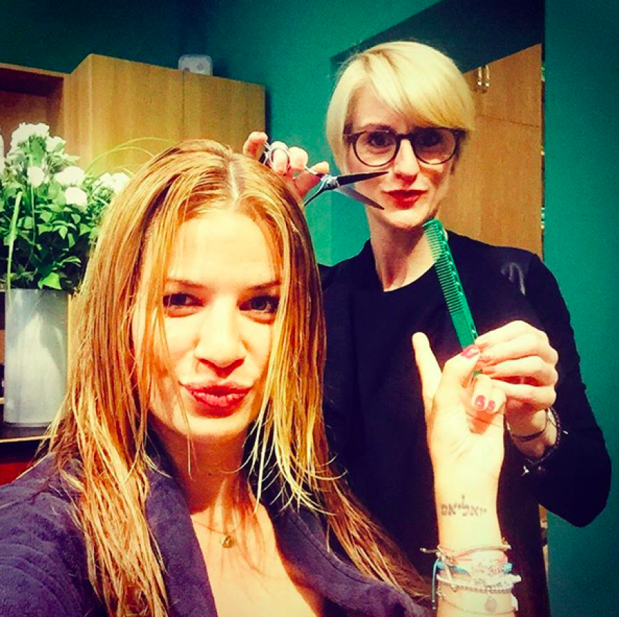 Susan Sideropoulos lässt sich eine neue Frisur verpassen.