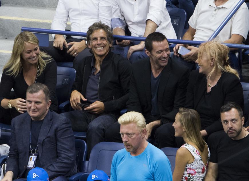 Hollywood-Stars Ben Stiller und Hugh Jackman machen es sich mit ihren Ehefrauen auf der Tribüne bequem.