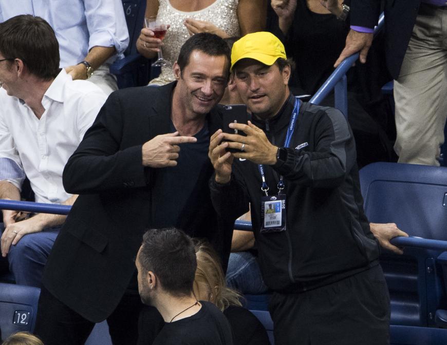 ... Jackman posiert für Selfies mit Fans.