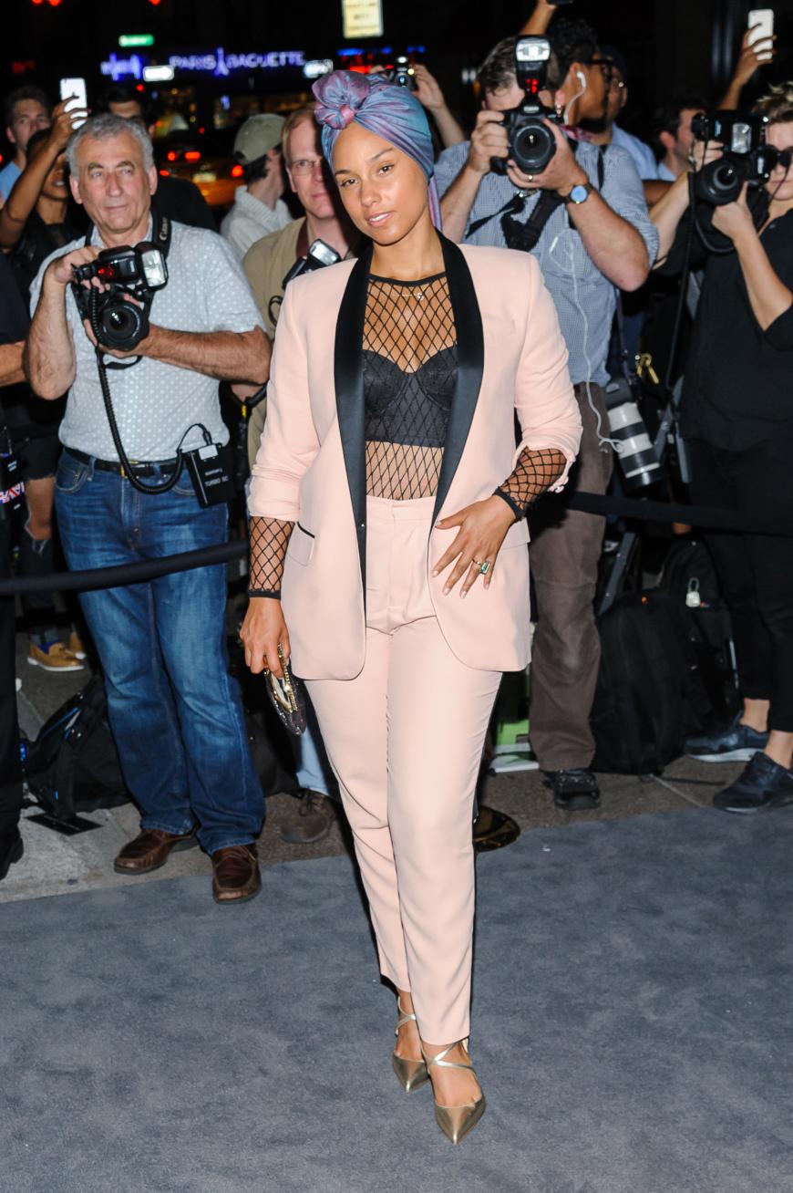 Alicia Keys zieht ihr No-Make-Up-Vorhaben echt durch. Auch zu diesem Highclass-Fashion-Event erschien die schöne Sängerin wieder