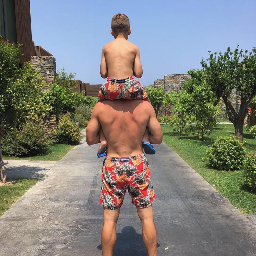 Lukas Podolski ist durch und durch Familienmensch - hier trägt er Sohn Louis auf den Schultern.