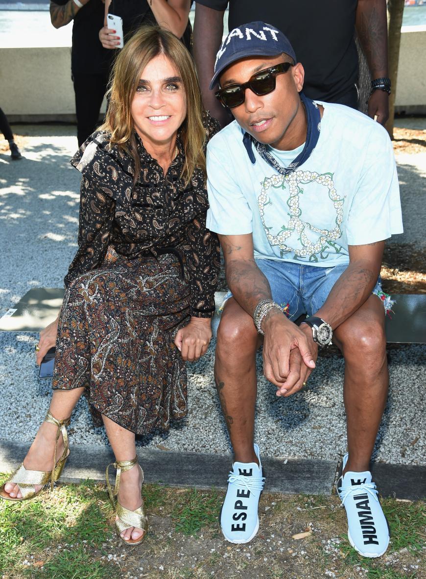 Carine Roitfeld nahm neben Pharrell Williams Platz.