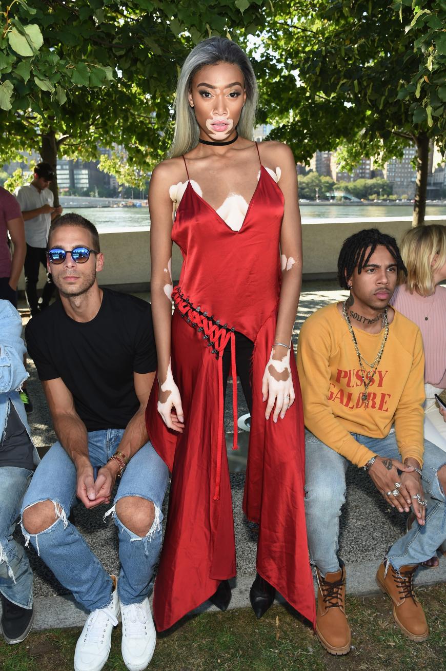 Model Winnie Harlow schaute sich die Entwürfe von Kanye an.