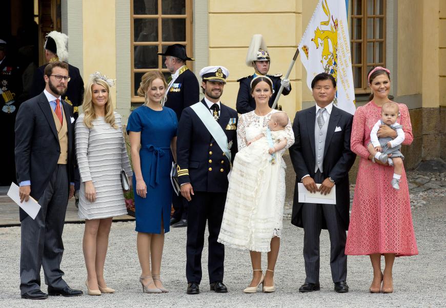 Zum Schluss versammelten sich alle Taufpaten noch einmal vor der Presse und den Royal-Fans für ein Erinnerungsfoto.