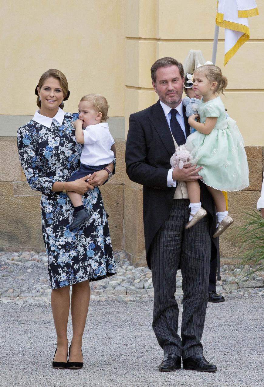 Hochgeschlossen in einem floralen Dress mit weißem Kragen zeigte sich Carl Philips Schwester Madeleine an der Seite von Chris O'Neill und den Kindern Nicolas und Estelle.