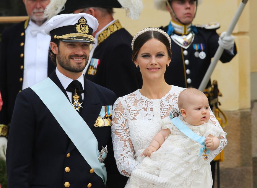 Zauberhaftes Familienfoto: In einem Traum aus weißer Spitze erschien Prinzessin Sofia an der Seite ihres Mannes Carl Philip vor Schloss Drottningholm. Die Hauptperson des Tages war aber natürlich Prinz Alexander!