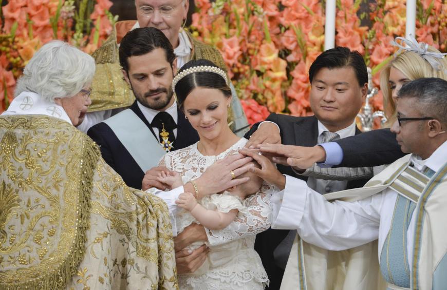 Prinz Alexander Erik Hubertus Bertil, wie der im April geborene Prinz mit vollständigem Namen heißt, wird in die christliche Gemeinschaft aufgenommen.