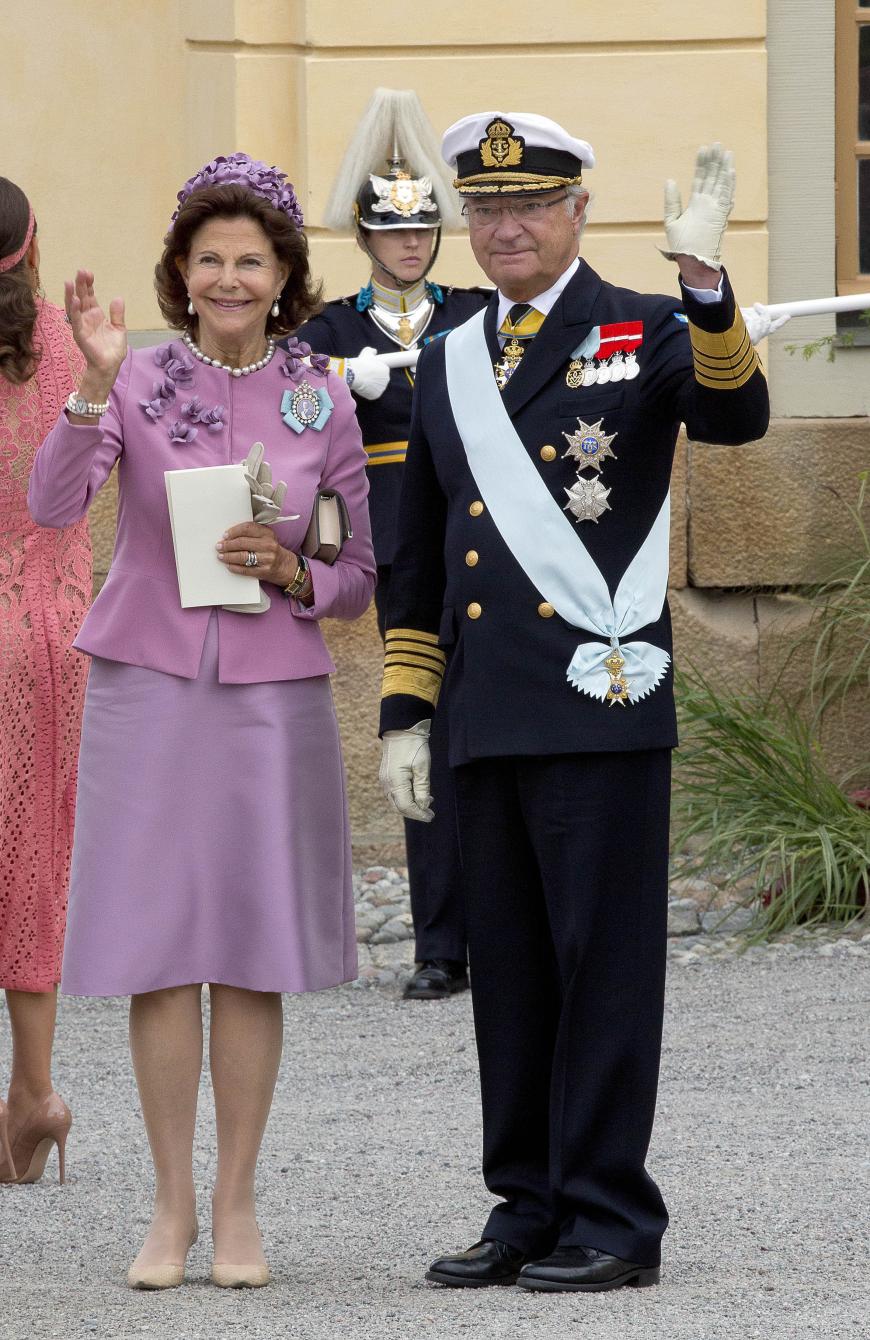 Königin Silvia und König Carl Gustav winken den Fotografen gut gelaunt zu.