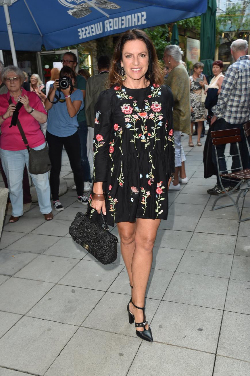 Wir lieben das Blumenkleid von Christine Neubauer! PS: Es ist gar nicht so teuer wie es aussieht, sondern schlicht und einfach von Zara!