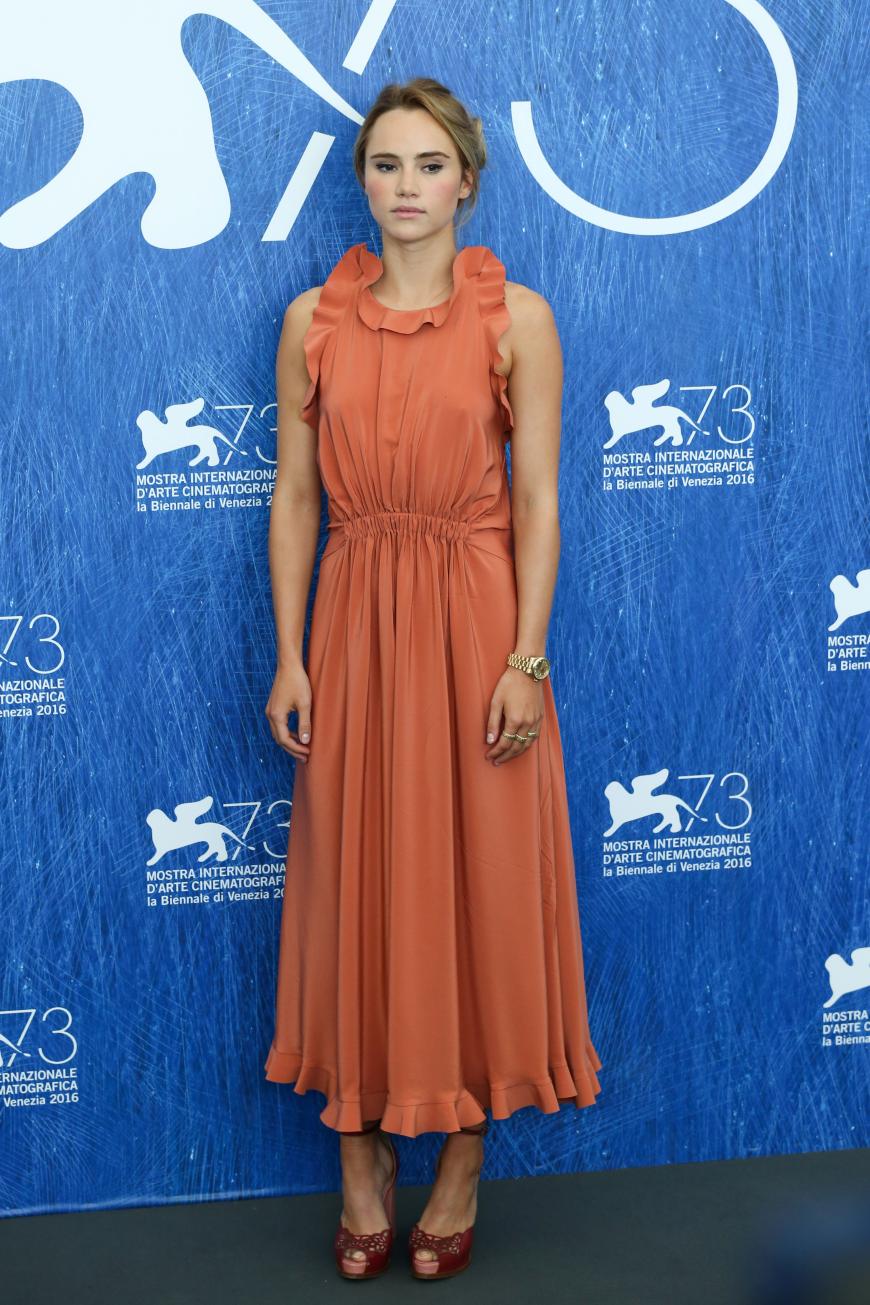 Ein bisschen Hippie, ein bisschen Ommi, aber trotzdem super cool: Suki Waterhouse beim Filmfest in Venedig in einem Kleid mit Volants und Raffungen