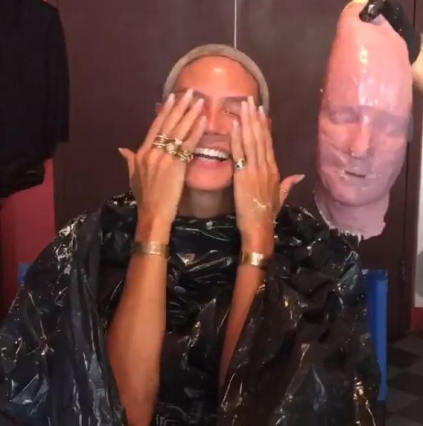 Keine leichte Prozedur: Heidi Klum bastelt bereits an ihrem Halloween-Kostüm.