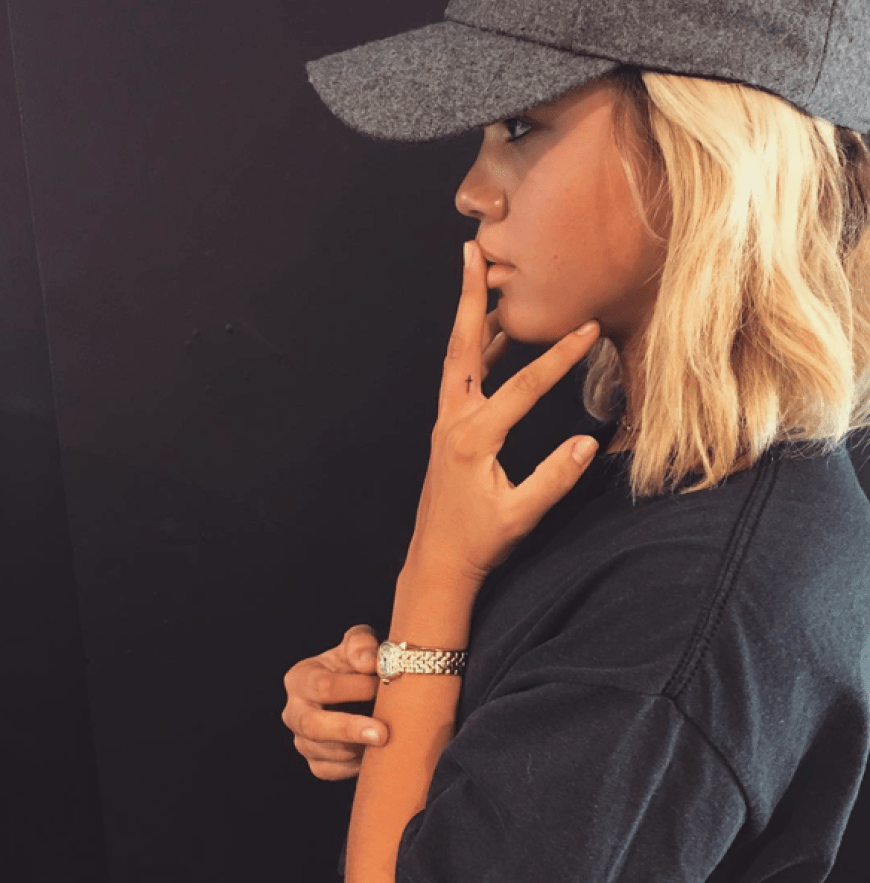 Sofia Richie hat sich ein kleines Kreuz-Tattoo stechen lassen.