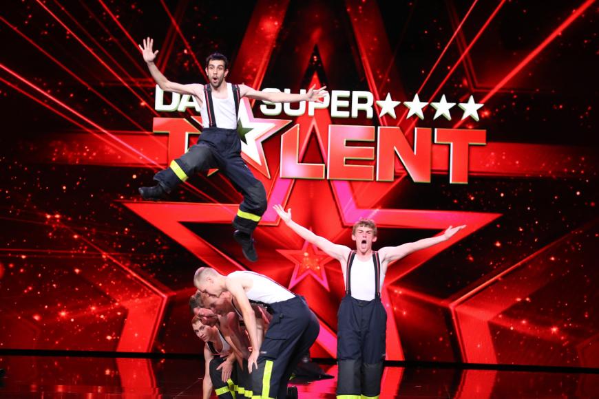 Zehn Feuerwehrmänner tanzen ein Männerballett.