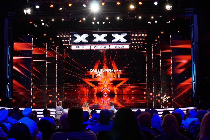In der Jubiläumsstaffel entscheiden Bruce Darnell, Victoria Swarovski und Dieter Bohlen über die Kandidaten.