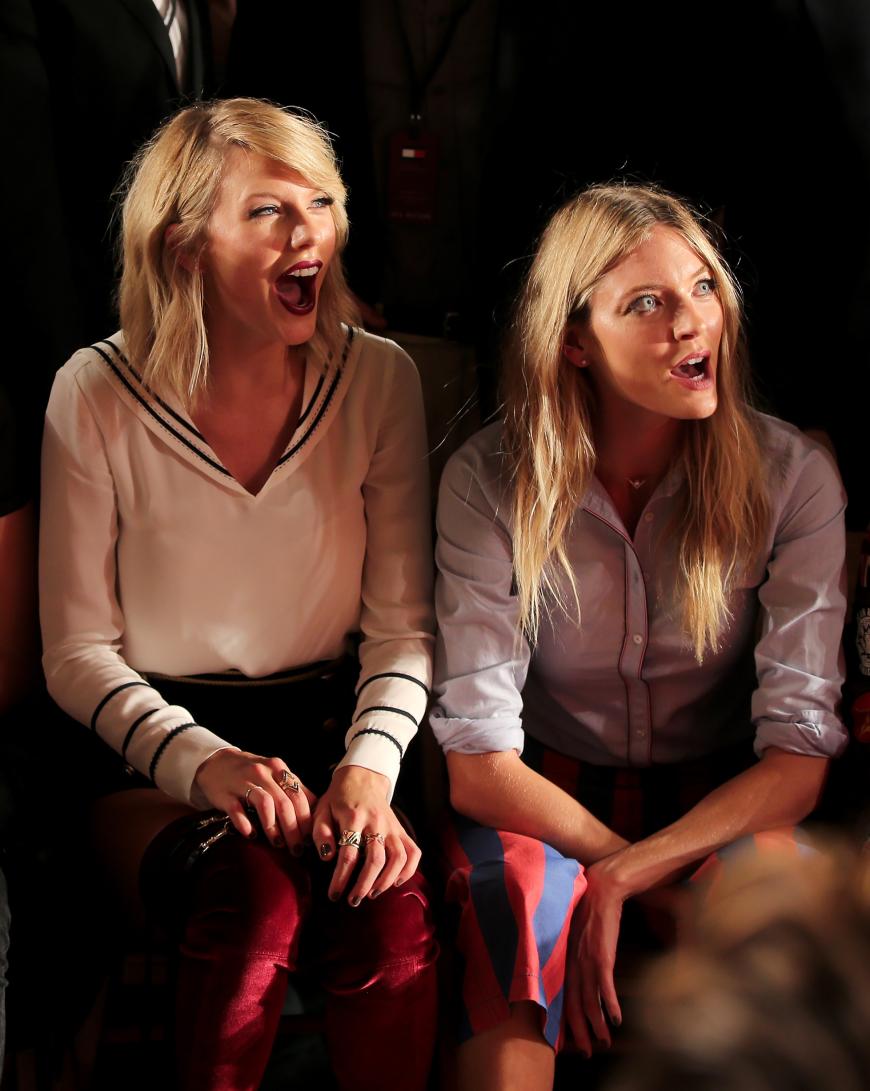 Zusammen mit Martha Hunt feierte Taylor Swift ihre Freundin Gigi Hadid, die ihre Kollektion mit Tommy Hilfiger präsentiert hat.