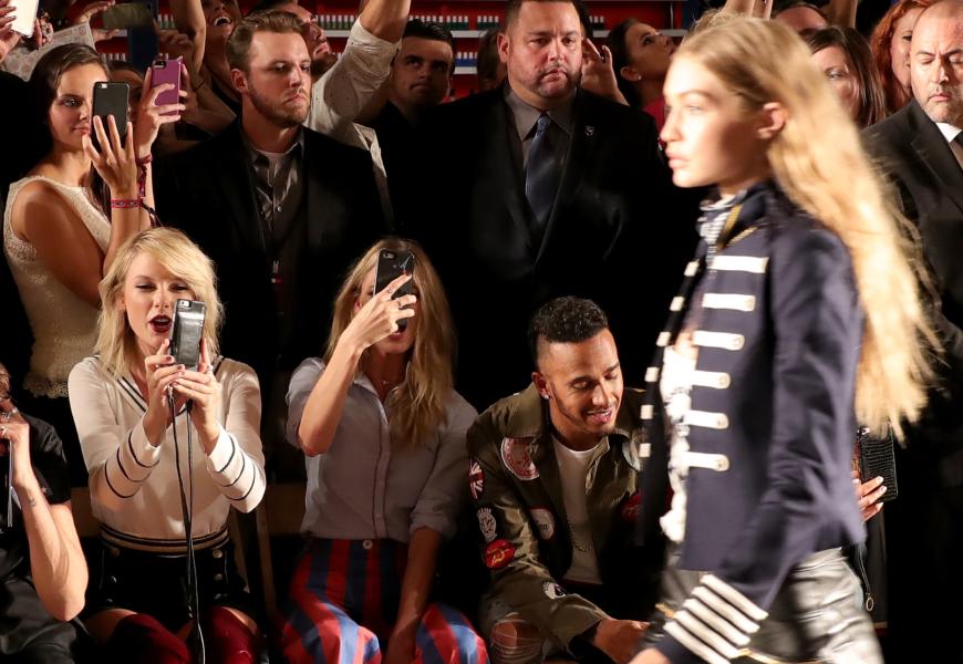 Taylor Swift zeigte sich nach der Trennung von Tom Hiddleston erstmals in der Öffentlichkeit.