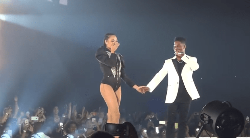 Background-Tänzer John Silver stellt seiner Freundin Ashley Everett die alles entscheidende Frage.