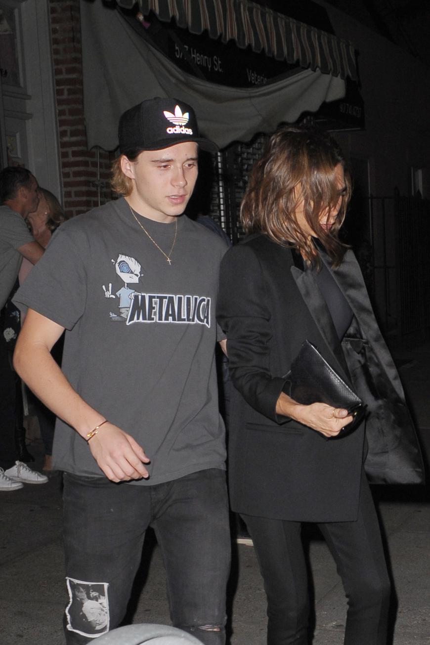Brooklyn Beckham verlässt mit seiner Mutter Victoria Beckham ein italienisches Restaurant in Brooklyn.