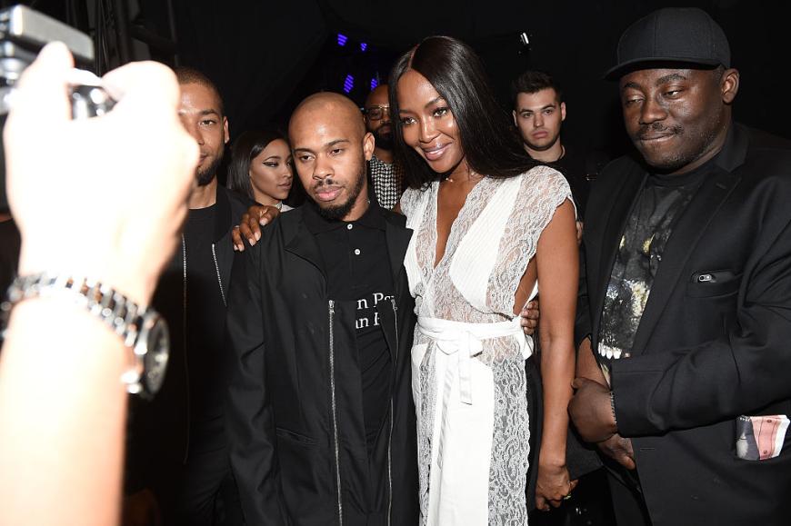 Naomi Campbell posiert mit den Designern von Hood by Air.