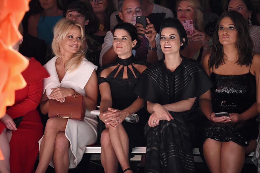 Pamela Anderson, Neve Campbell, Jaimie Alexander and Ashley Graham in der Front Row bei Christian Siriano