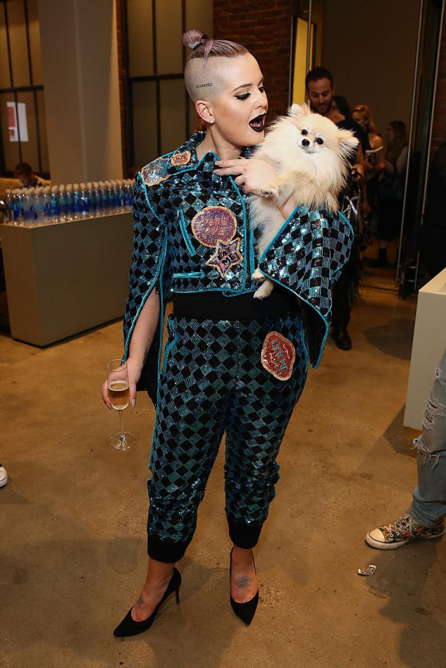 Kelly Osbourne kam in Begleitung ihres Hündchens.