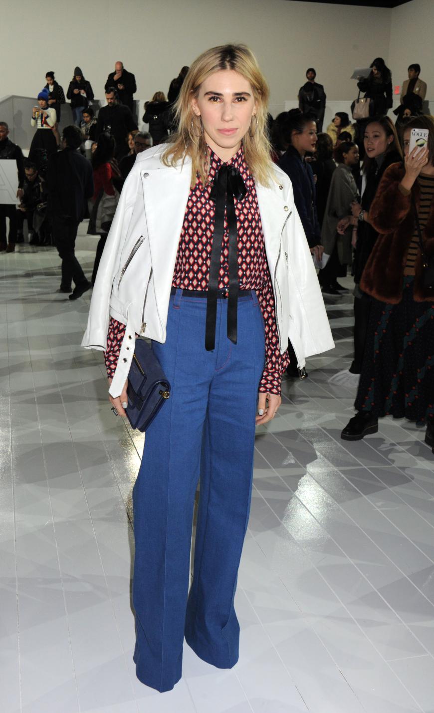 Zosia Mamet zeigte sich hier ganz elegant in blauer Marlenehose.