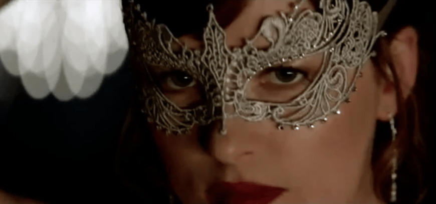 Dakota Johnson streift sich als