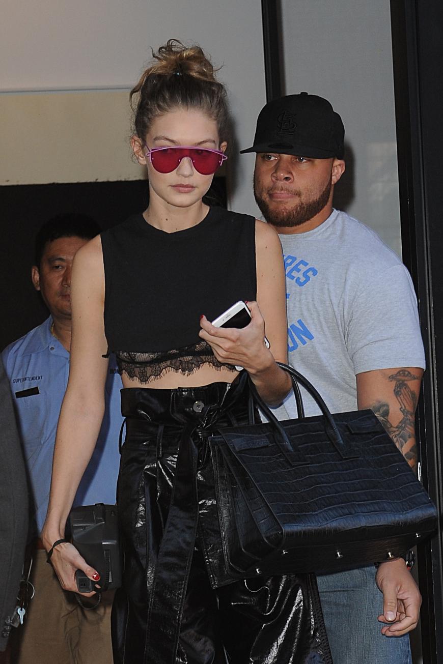 Gigi Hadid wählt die softe Variante des Underboob-Trends.