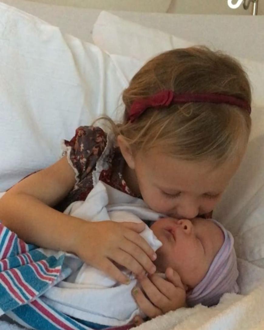 Nein, wie süß! Alec und Hilaria Baldwin sind zum dritten Mal Eltern geworden. Hier knutscht Tochter Carmen, die 2013 geboren wurde, Nesthäkchen Leonardo Angel Charles Baldwin, wie der Kleine heißt. Das ist wahre Geschwisterliebe.