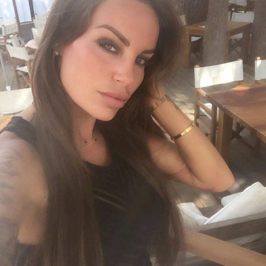 Gina-Lisa Lohfink muss sich auch im Urlaub der Kritik ihrer deutschen Follower stellen.