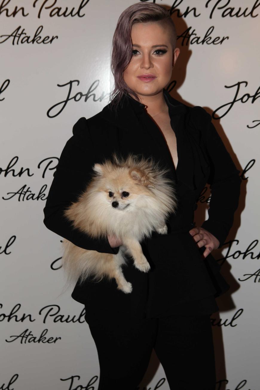 Tierisches Accessoire: Kelly Osbourne klemmte sich zur New York Fashion Week kurzerhand ihren süßen Hund unter den Arm. Was Wauzi wohl zur Show von John Paul Ataker sagte?