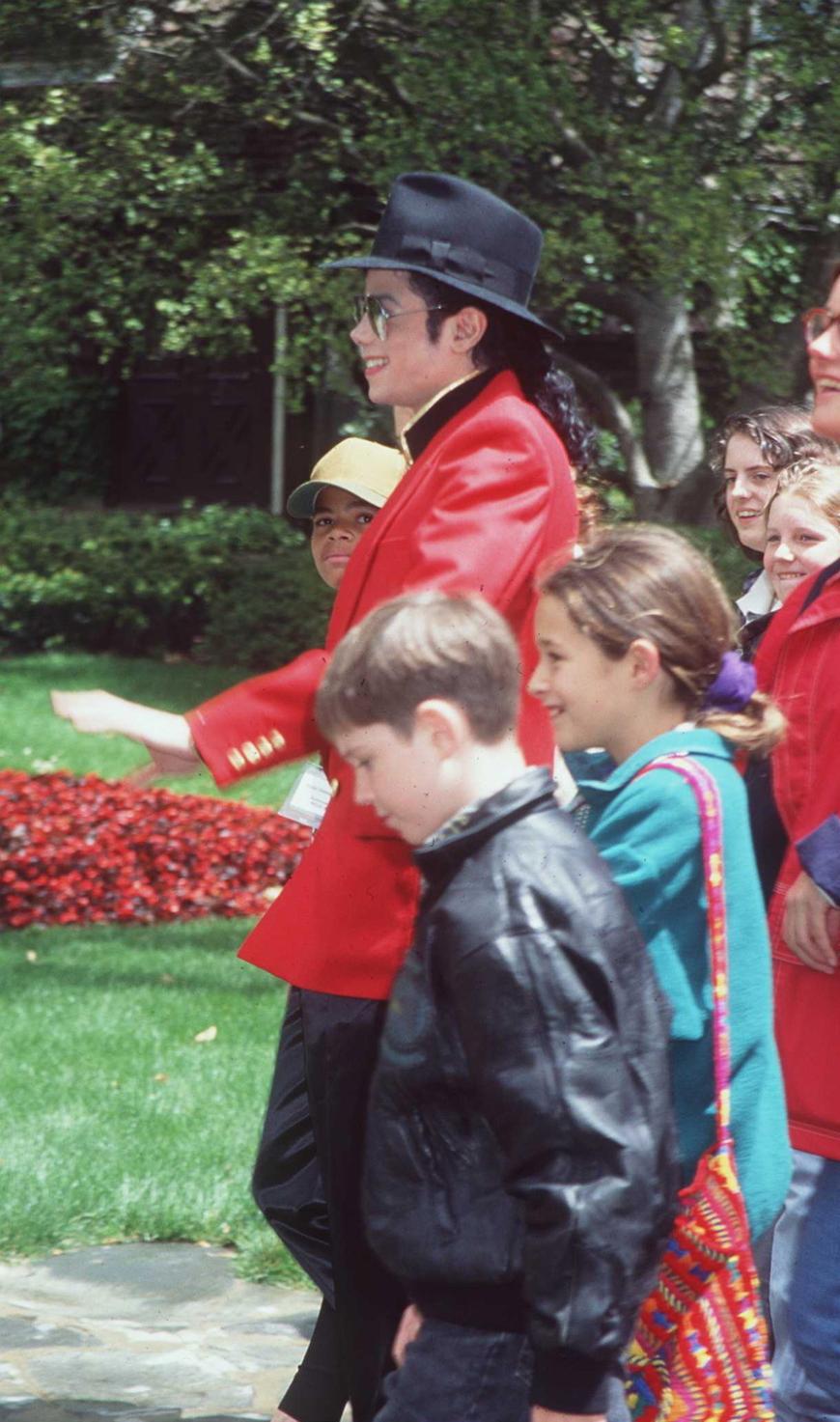 Michael Jackson mit Kindern auf Neverland.