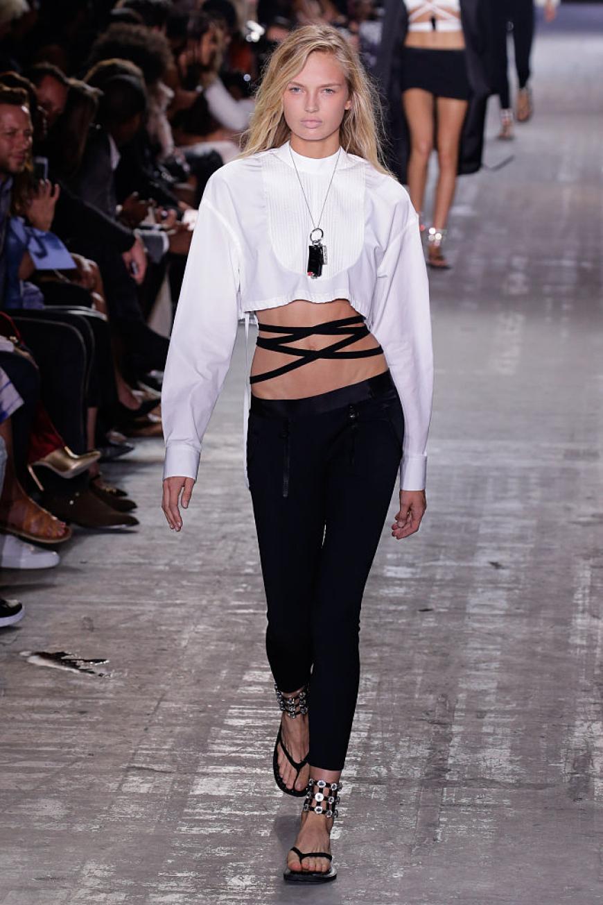 Jaja, für diesen Look von Alexander Wang müssen wir erstmal unsere Körpermitte in Form bringen, aber DANN würden wir diese gecroppte Bluse lieben gerne tragen!