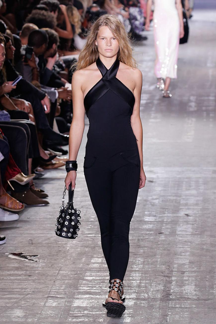 In diesem traumhaft schönen, schlichten Neckholder-Kleid von Wang würden wir die Nächte durchtanzen.