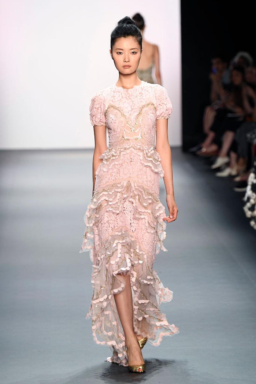 Jenny Packham ist ein Garant für traumhaft schöne Roben. In dieser nudefarbenen Spitzenrobe mit Volants wären wir der Hingucker auf der nächsten Hochzeit.