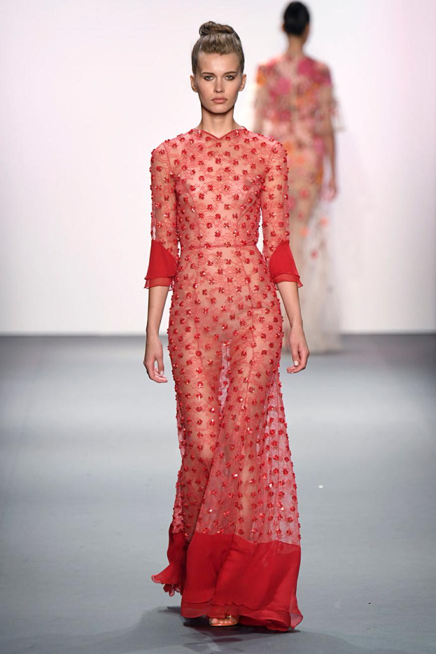 Mehr Drama liefert diese transparente Robe mit roten Applikationen - ein Anlass dafür müsste allerdings erst gefunden werden.