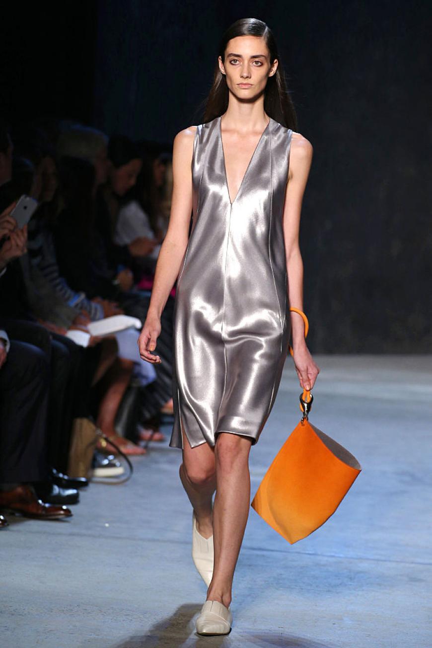 Narciso Rodriguez, der Meister der schlichten Eleganz, trifft mit diesem Metallicdress genau unseren Geschmack. Und diese Tasche...