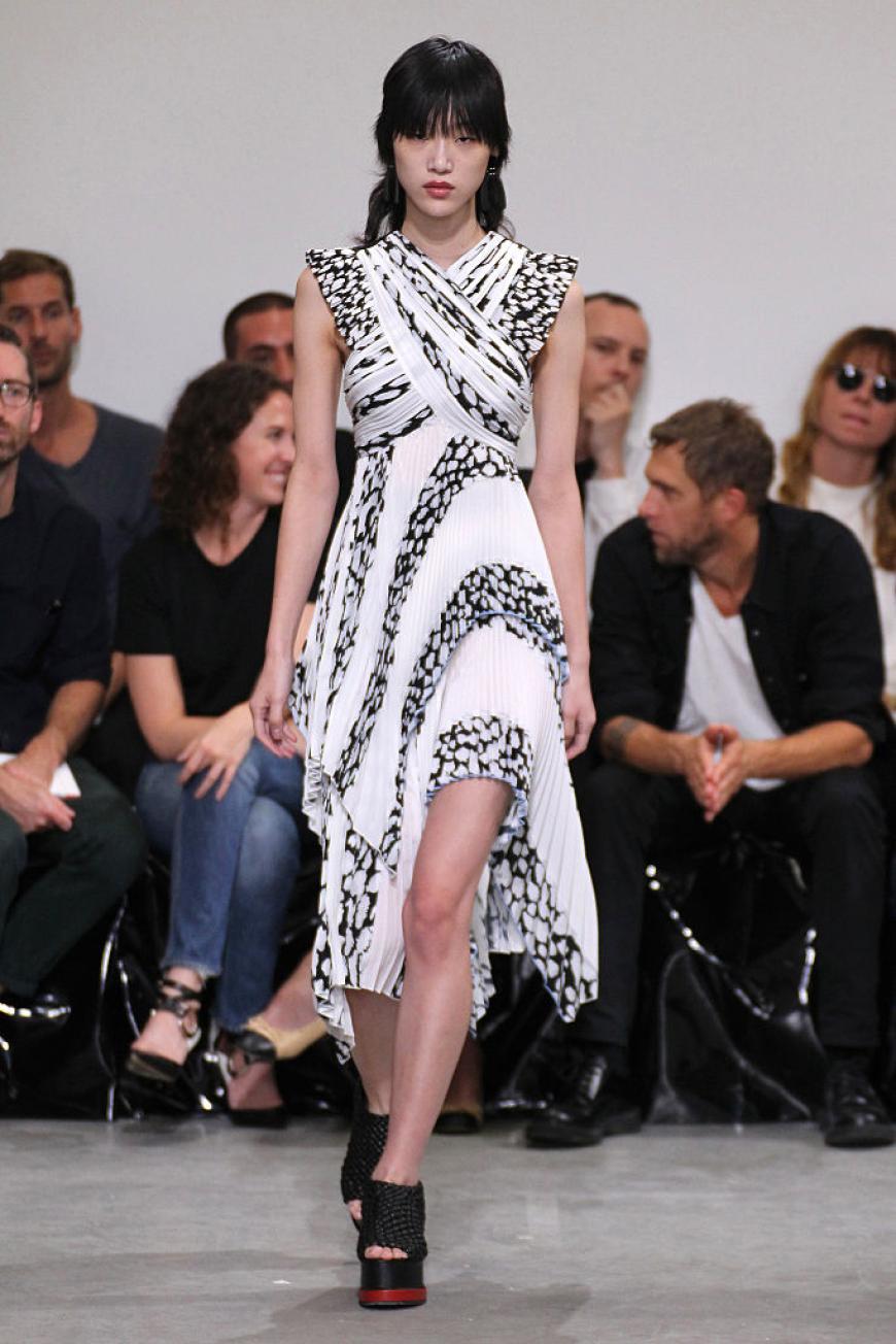 Dieses gewickelte Pliseekleid mit asymmetrischem Saum ist uns bei Proenza Schouler aufgefallen.